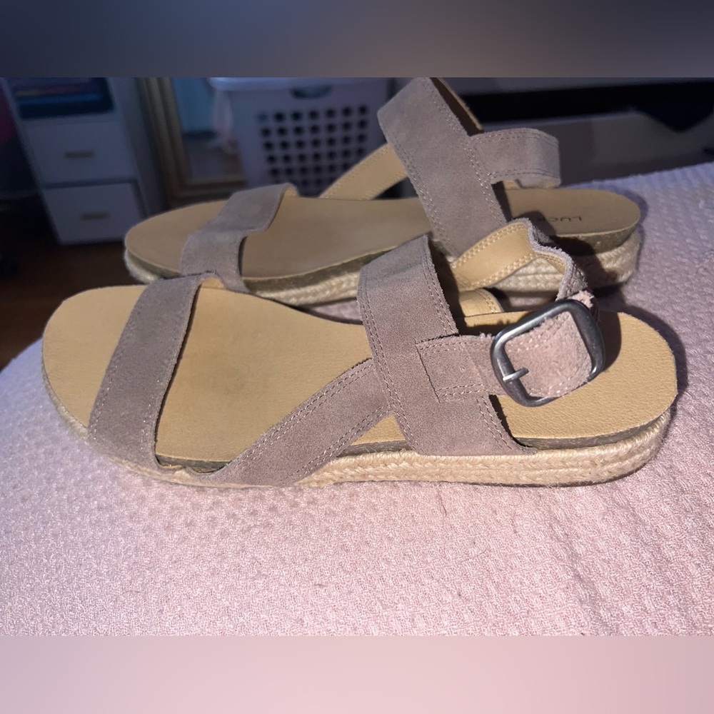 brand NWOT lucky brand sandals🎀